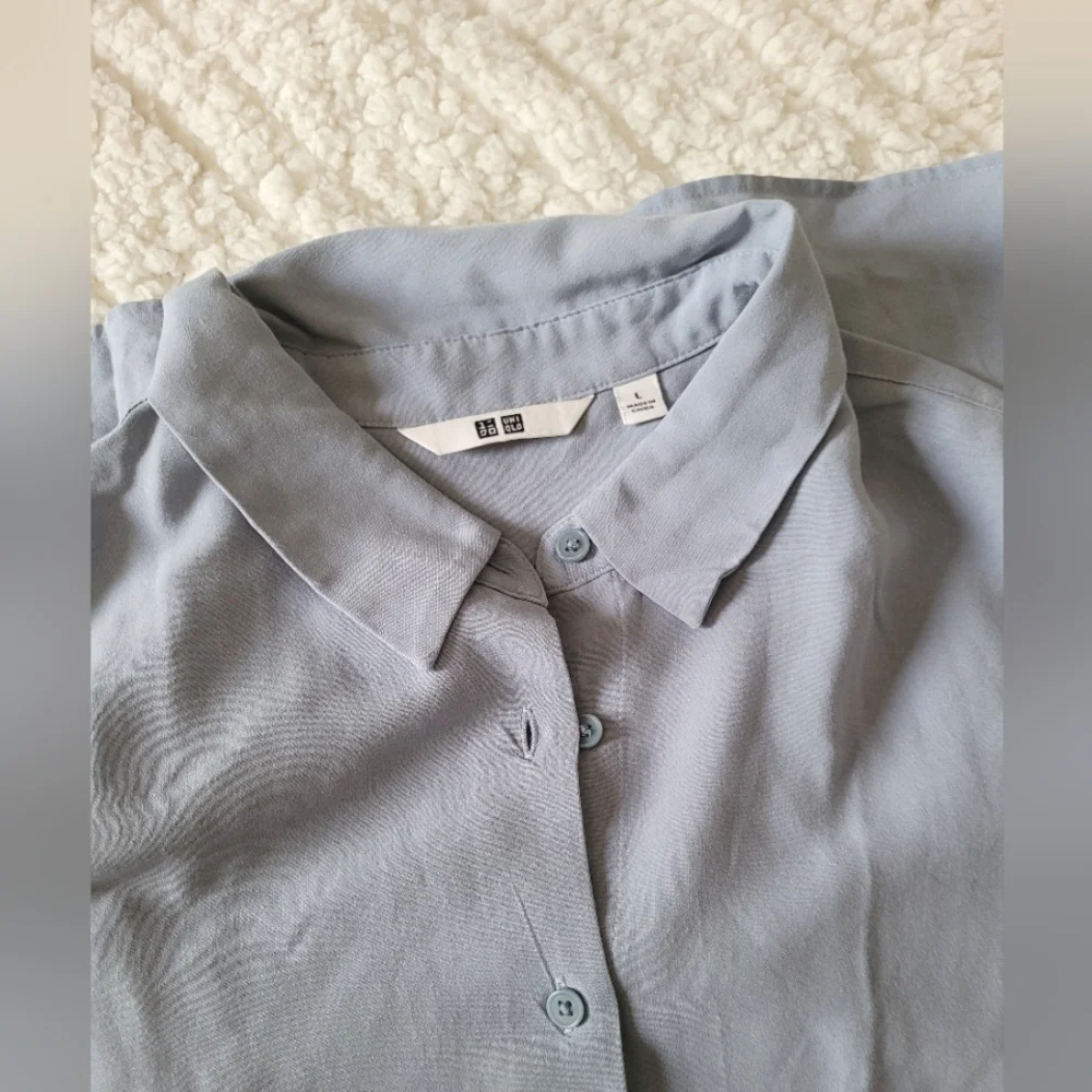 UNIQLO Women's Rayon Short Sleeve Blouse (Light Blue) - Picture 4 of 5